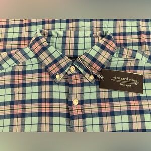 Vineyard Vines men’s button down light flannel shirt.